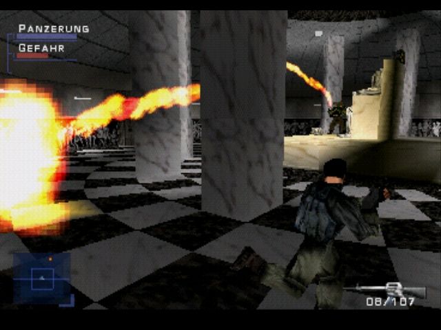 Syphon Filter (1999, PS1) — Gabe Logan olovpurkagichli raqibga qarshi.